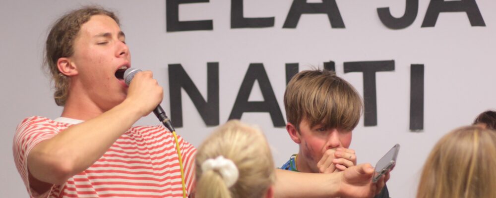 IMG_8757_pieni Suomen kielen ja kulttuurin kesälukiolaiset laulamassa karaokea